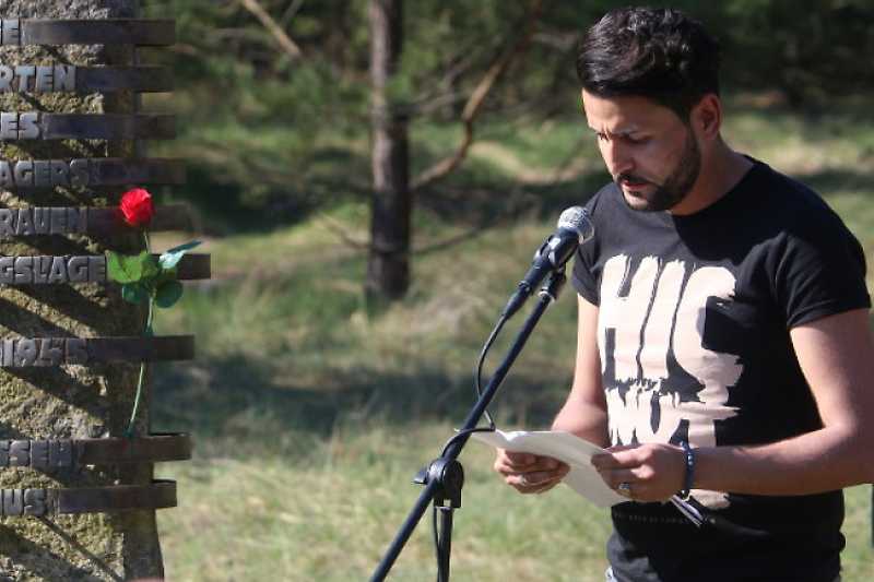 Ibrahim Arslan, Überlebender des rassistischen Brandanschlags in Mölln 1992, spricht 2018 bei der Gedenkfeier zum  73. Jahrestag der Befreiung des ehemaligen Jugendkonzentrationslagers und späteren Vernichtungsortes Uckermark.