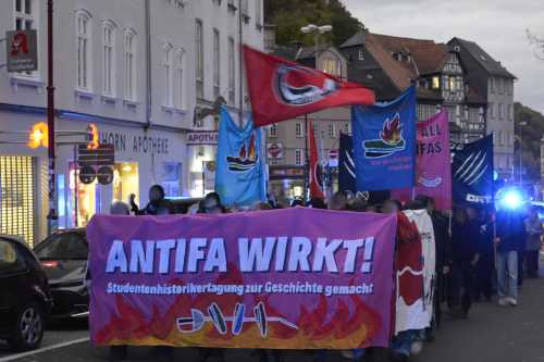 Eine Demo als wohlverdienter Schulterklopfer für die erfolgreiche antifaschistische Arbeit in Marburg.