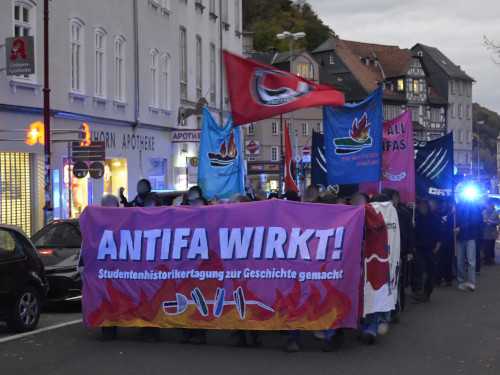 Eine Demo als wohlverdienter Schulterklopfer für die erfolgreiche antifaschistische Arbeit in Marburg.