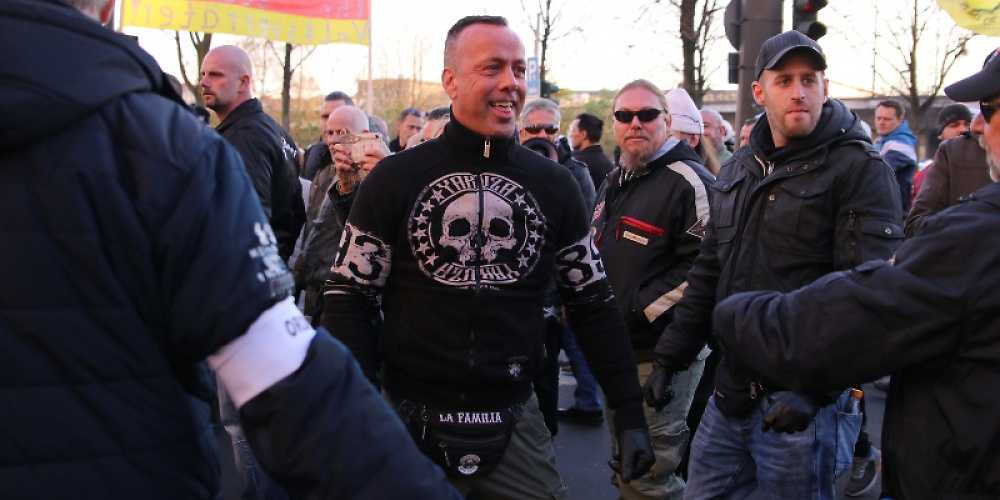 Ralf Nieland (Bildmitte) am 17. November 2018 - kurz vor seinem Angriff auf Gegendemonstranten
