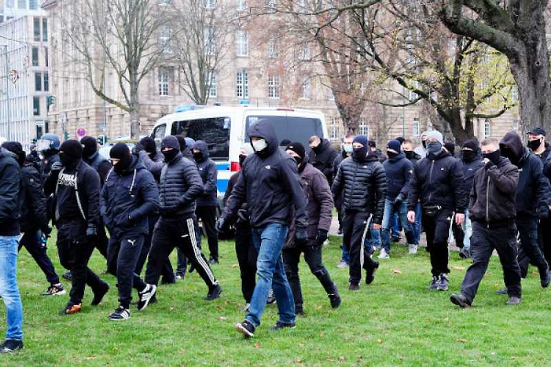 Ankunft einer von mehreren größeren Gruppen militanter Neonazis und neonazistisc