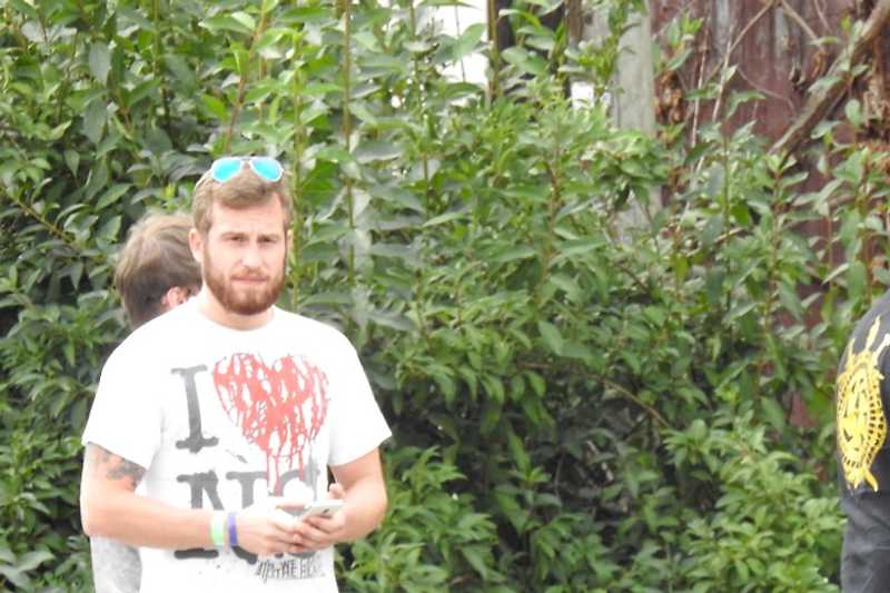 Peter Salber alias "Hackepeter" (l.) und Julian Fritsch alias "Makss Damage" (r.) beim "Rock gegen Überfremdung" 2016.