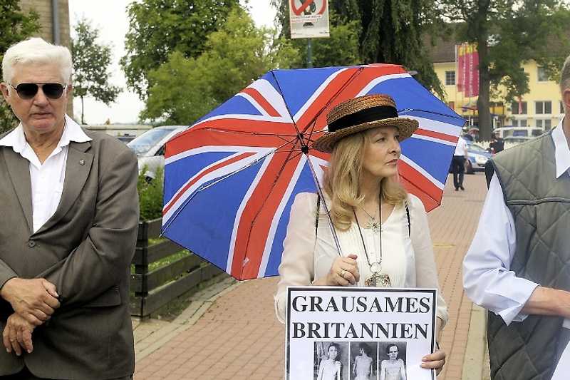 Roy Godenau (l.), Michèle Renouf (m.) und Richard Edmonds (r.) beim Trauermarsch in Bad Nenndorf 2013.