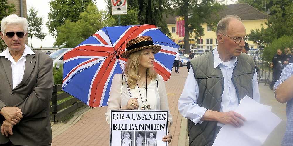 Roy Godenau (l.), Michèle Renouf (m.) und Richard Edmonds (r.) beim Trauermarsch in Bad Nenndorf 2013.