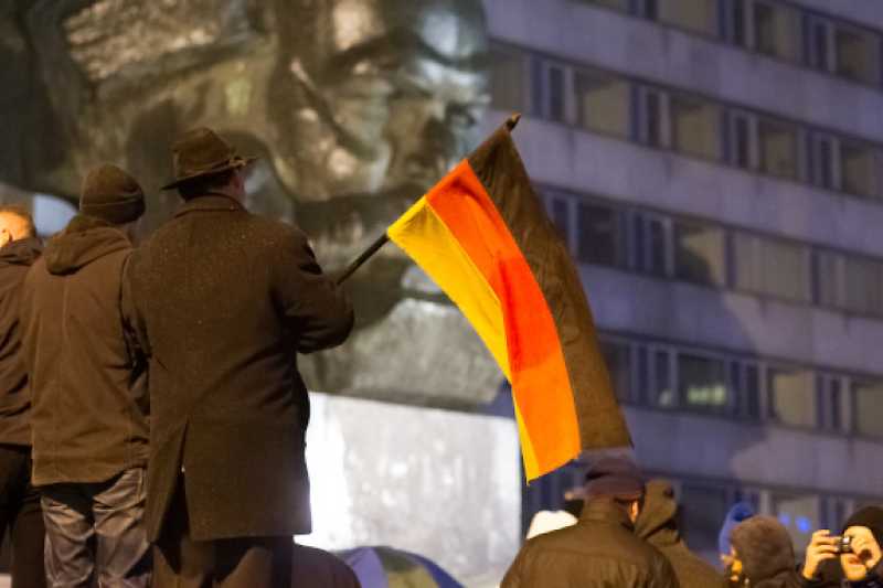 Rechte Demonstration in Chemnitz, vor Karl Marx-Denkmal