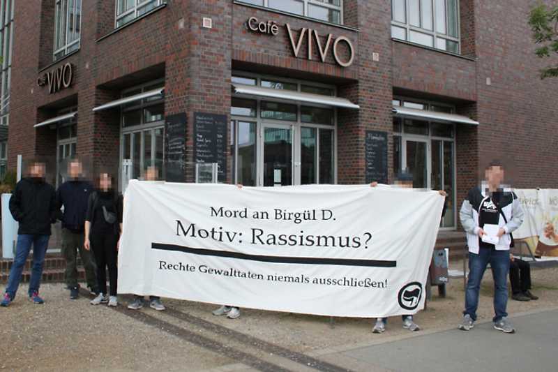 Aktion der Gruppe Creme Critique am 21. Mai 2017 vor dem Cafe Vivo