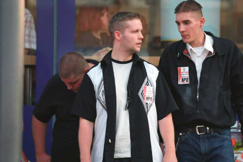 Stephan Ernst (l.) bei einer NPD-Veranstaltung 2002 in Kassel.