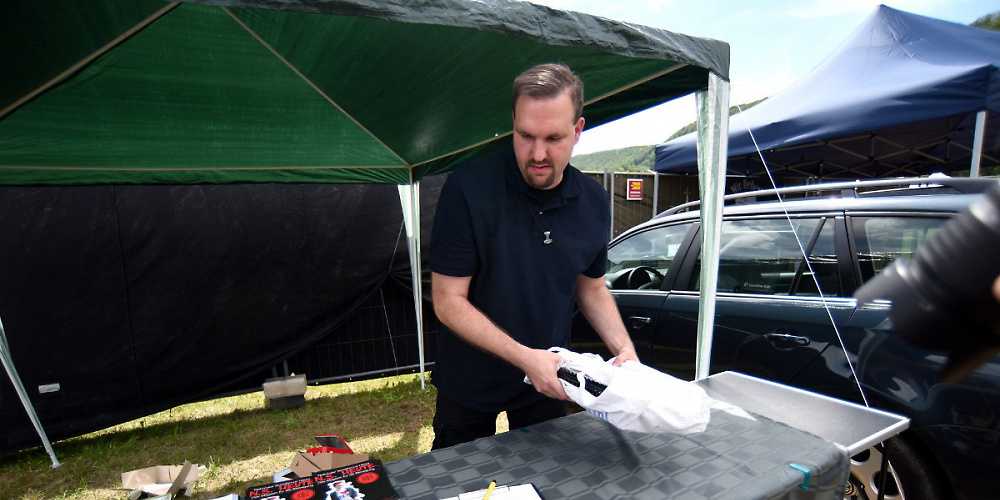 Herausgeber Sascha Krolzig präsentiert sein Blatt am 29. Juli 2017 in Themar.