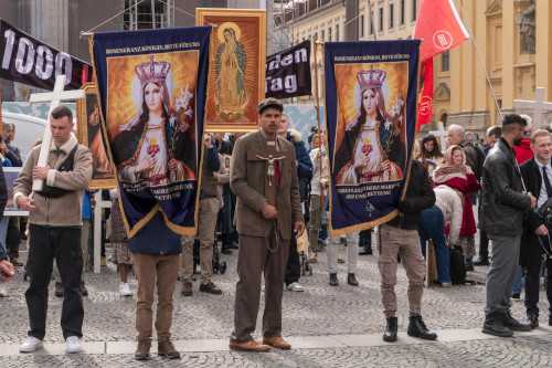 Christkönigtum-Anhänger*innen auf dem "1000-Kreuze-Marsch" in München, Oktober 2025.