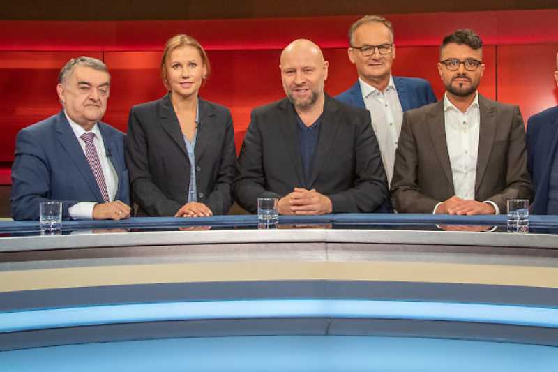 Politikwissenschaftlerin Dorothee Dienstbühl steht NRW-Innenminister Reul (l.) medienwirksam zur Seite. Hier am 25. November 2019 bei „Hart aber fair".