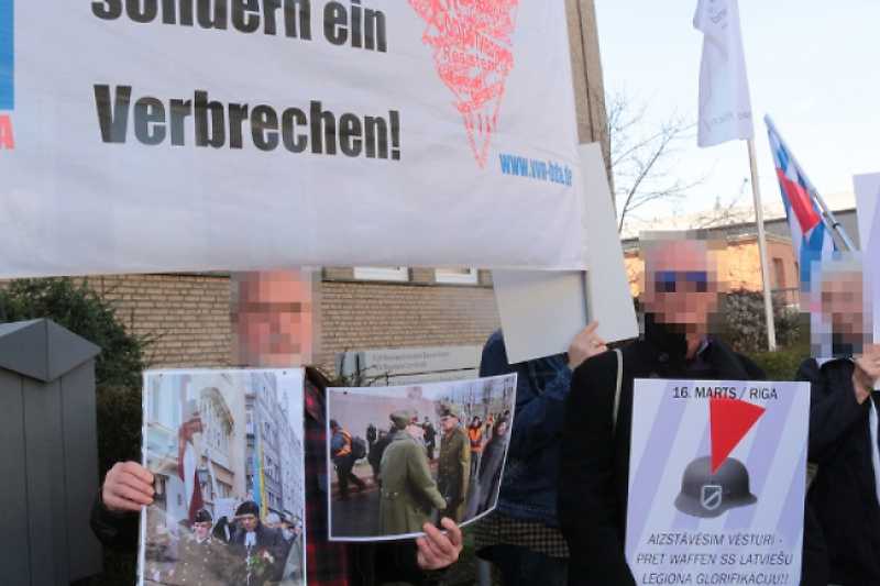 Protestaktion der VVN/BdA vor dem lettischen Konsulat in Düsseldorf
