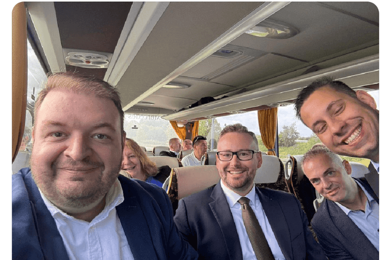Damian Lohr (1.v.l.) und Sebastian Münzenmai-er (2.v.l.) auf dem Weg zum AfD Landespartei-tag. Mit dabei Alexander Jungbluth (1.v.r.).