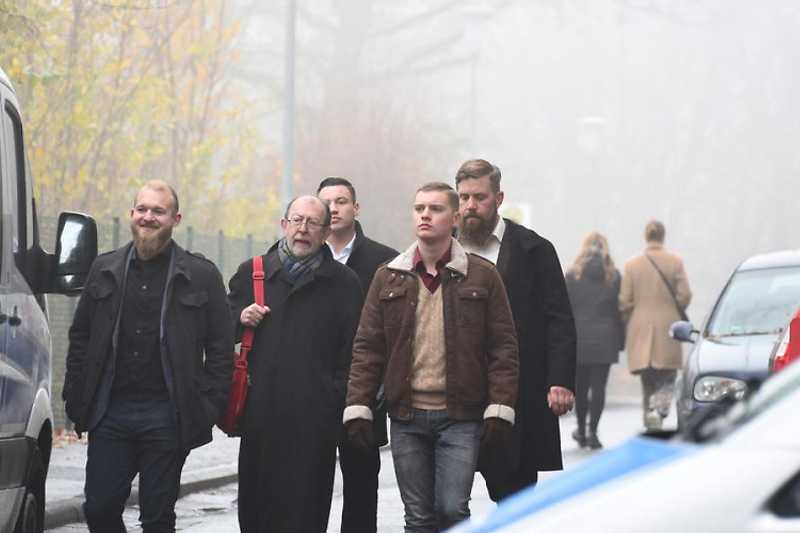 Alain de Benoist (mitte) auf dem Weg zum Burschenhaus.