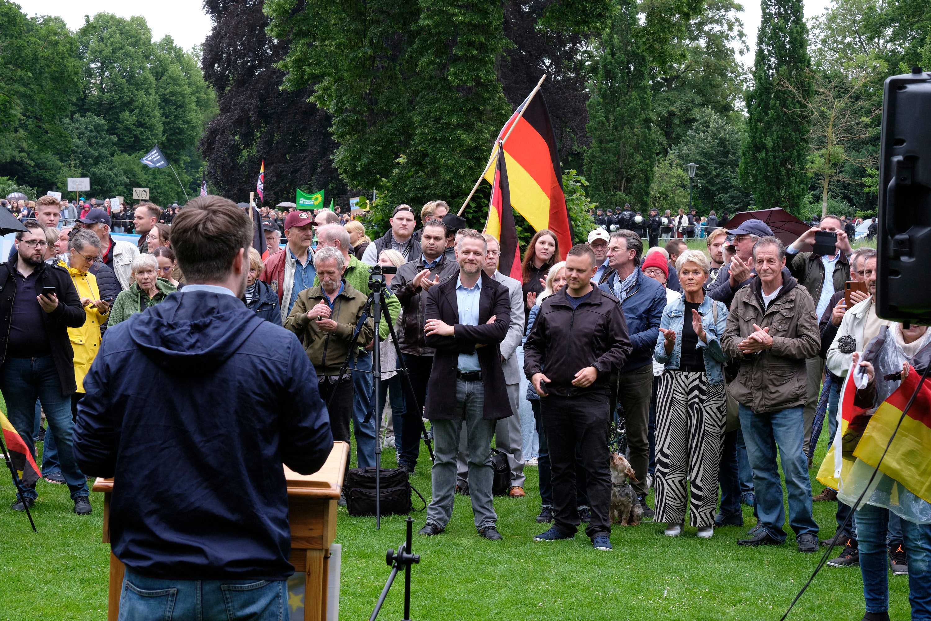 AfD-NRW-Kundgebung am 30. Mai 2024 in Düsseldorf. Am Mikro der  Landesvorsitzende Martin Vincentz. Im Hintergrund der Gegenprotest.