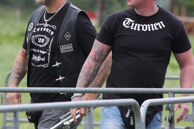 Thomas Wagner (l.) am Rande eines Neonazi-Konzerts am 15.07.2017 in Themar