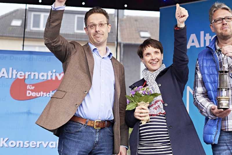 Guido Reil (r.) beim Wahlkampfauftakt in Essen