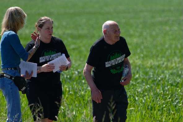 Melanie Dittmer und der ehemalige Wehrmachtsfreiwillige Hugo Diederichs am 11. Mai 2024 auf dem Weg zur geschichtsrevisionistischen Neonazi-Kundgebung am „Feld des Jammers“ in Bretzenheim.