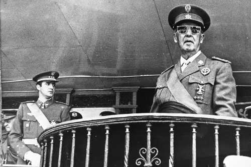 Diktator Franco (rechts) und Prinz Juan Carlos de Borbón (links) am 5. Juni 1969 während der Parade zum 30. Jahrestag von Francos Sieg im Bürgerkrieg (1936-1939).