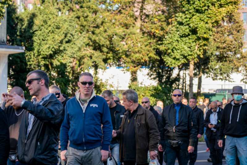 Alexander Karnath (Bildmitte, blaue Jacke) beim Trauermarsch für Borchardt am 9.