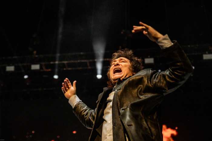 Selbstinszenierung als Rockstar - oder doch eher als Batmans Joker? Javier Milei.