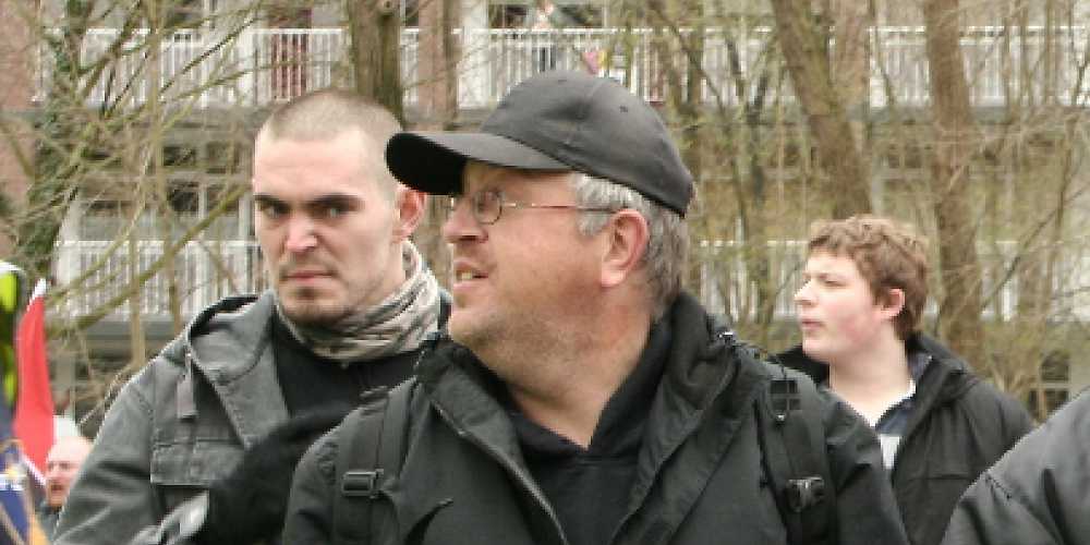 Thomas Boutens (links) auf einer NVU-Demonstration am 21. März 2011 im niederländischen Ede.