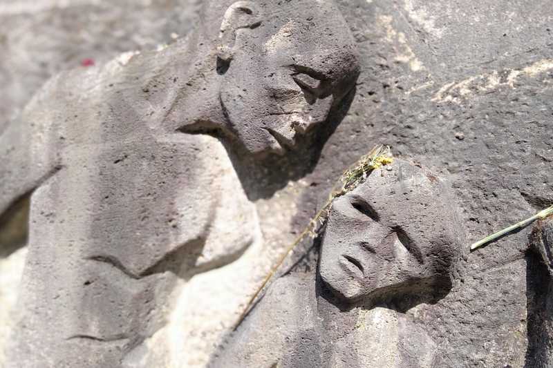 Das Mahnmal in der Bittermark erinnert an die um Ostern 1945 von den Nazis ermordeten  Zwangsarbeiter_innen und antifaschistischen Widerstandskämpfer_innen.