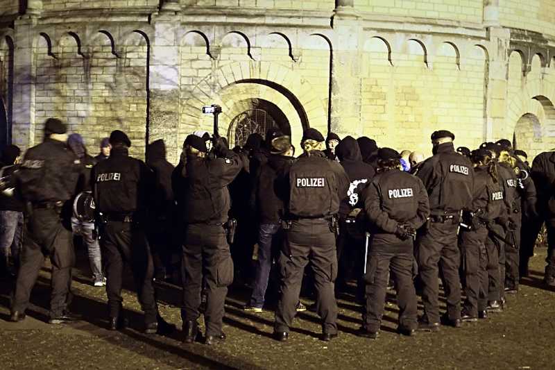 Polizei kesselt die Angreifer aus dem HoGeSa-Spektrum