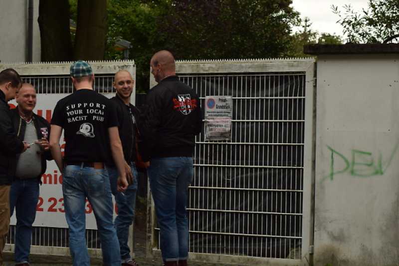 Neonazis vor der Toreinfahrt zum „Zuchthaus“ am 17. August 2019 in Hamm.