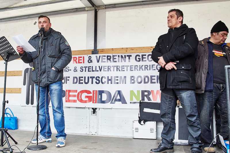 PEGIDA-Initiator Lutz Bachmann (links)  bei der Auftaktkundgebung einer wegen Ausschreitungen von der Polizei abgebrochenen Demonstration am 14. März 2015 in Wuppertal.