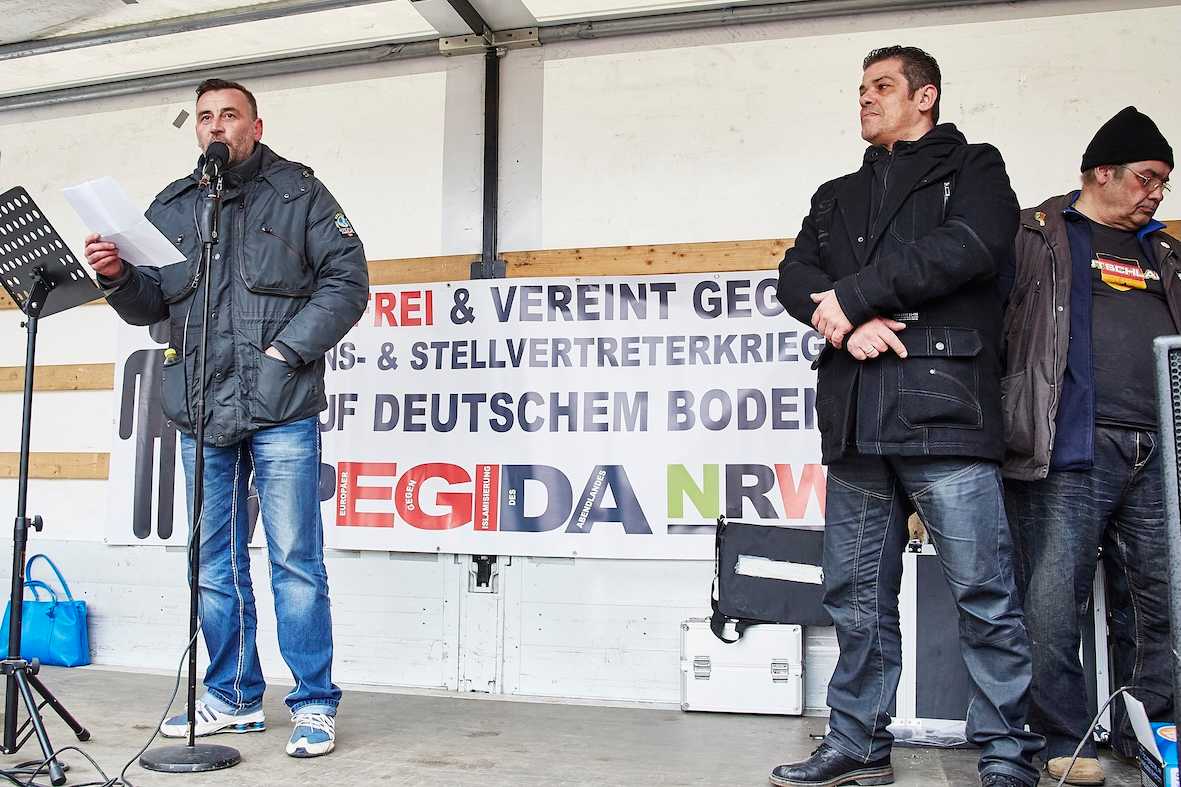 PEGIDA-Initiator Lutz Bachmann (links)  bei der Auftaktkundgebung einer wegen Ausschreitungen von der Polizei abgebrochenen Demonstration am 14. März 2015 in Wuppertal.