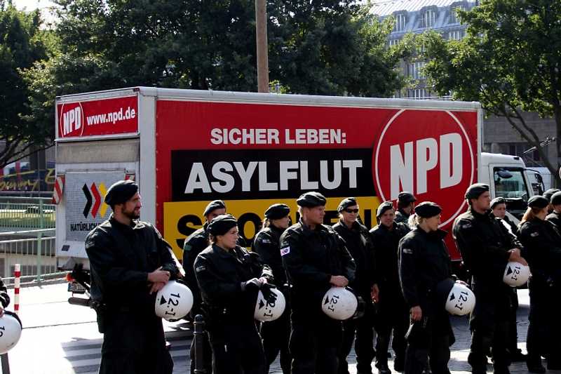 Die NPD macht 2013 Wahlkampf auf dem Kölner Heumarkt.