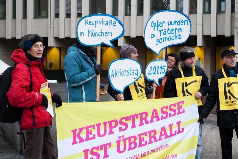 Aktivist_innen mit einem "Keupstraße ist überall"-Transparent