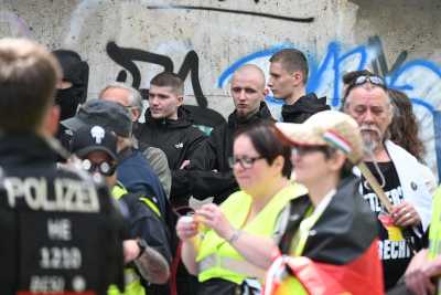 Im Hintergrund: "Jung und Stark" Hessen bei einem Aufmarsch am 26. April 2025 in Frankfurt.