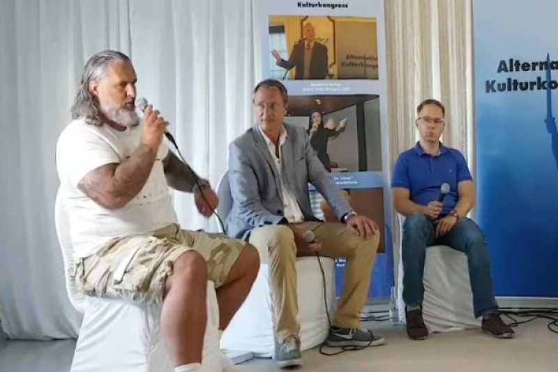Timm Kellner (l.) spricht bei einer Veranstaltung des AKK.