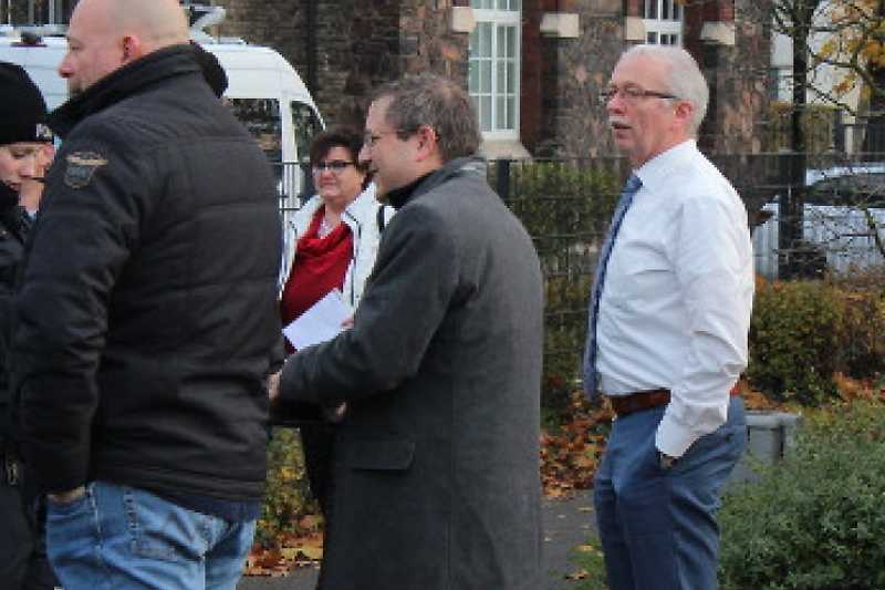 Michael Frisch (r.) wartet auf Einlass zum AfD-Landesparteitag am 19. November 2019.