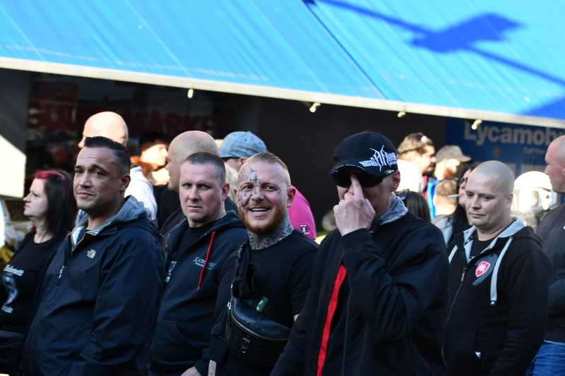Benjamin Schmoranz (Bildmitte) in bester Laune beim Trauermarsch für
Siegfried Borchardt am 9. Oktober 2021 in Dortmund. Rechts neben ihm mit Kappe Marko Gottschalk.