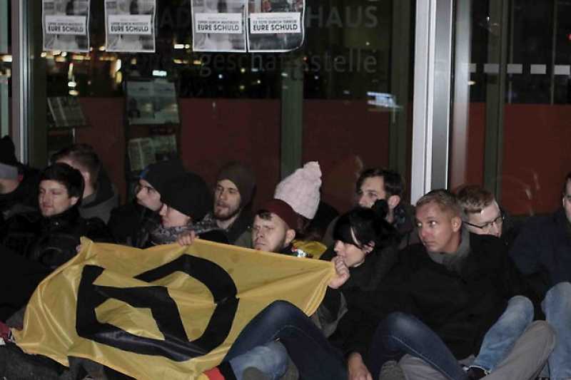 AfD-Mitarbeiter Nils Hartwig (r.) beteiligt sich am 21.12.2016 an einer Blockade-Aktion der "Identitären"