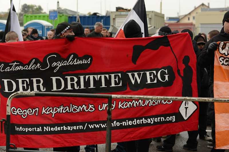Eher Kalkül als Zufall: Süddeutsche Neonazis lange vor dem Verbot des „Freien Netz Süd“ mit einem Transparent der grade gegründeten Partei „III. Weg“..